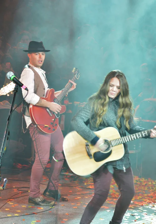 Jesse & Joy portrait